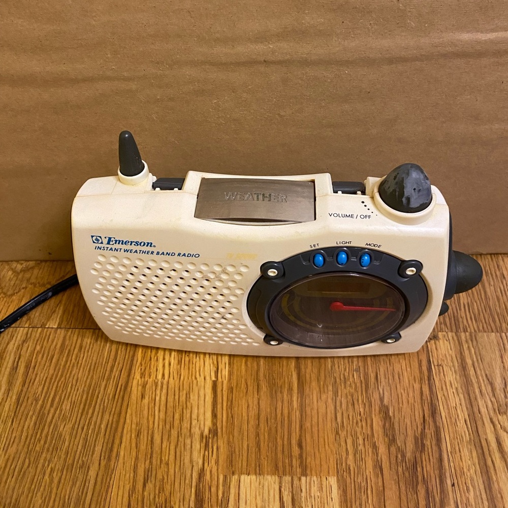 Emerson Instant Weather Band Radio Am And Fm Radio And Clock - Picture 2 of 6